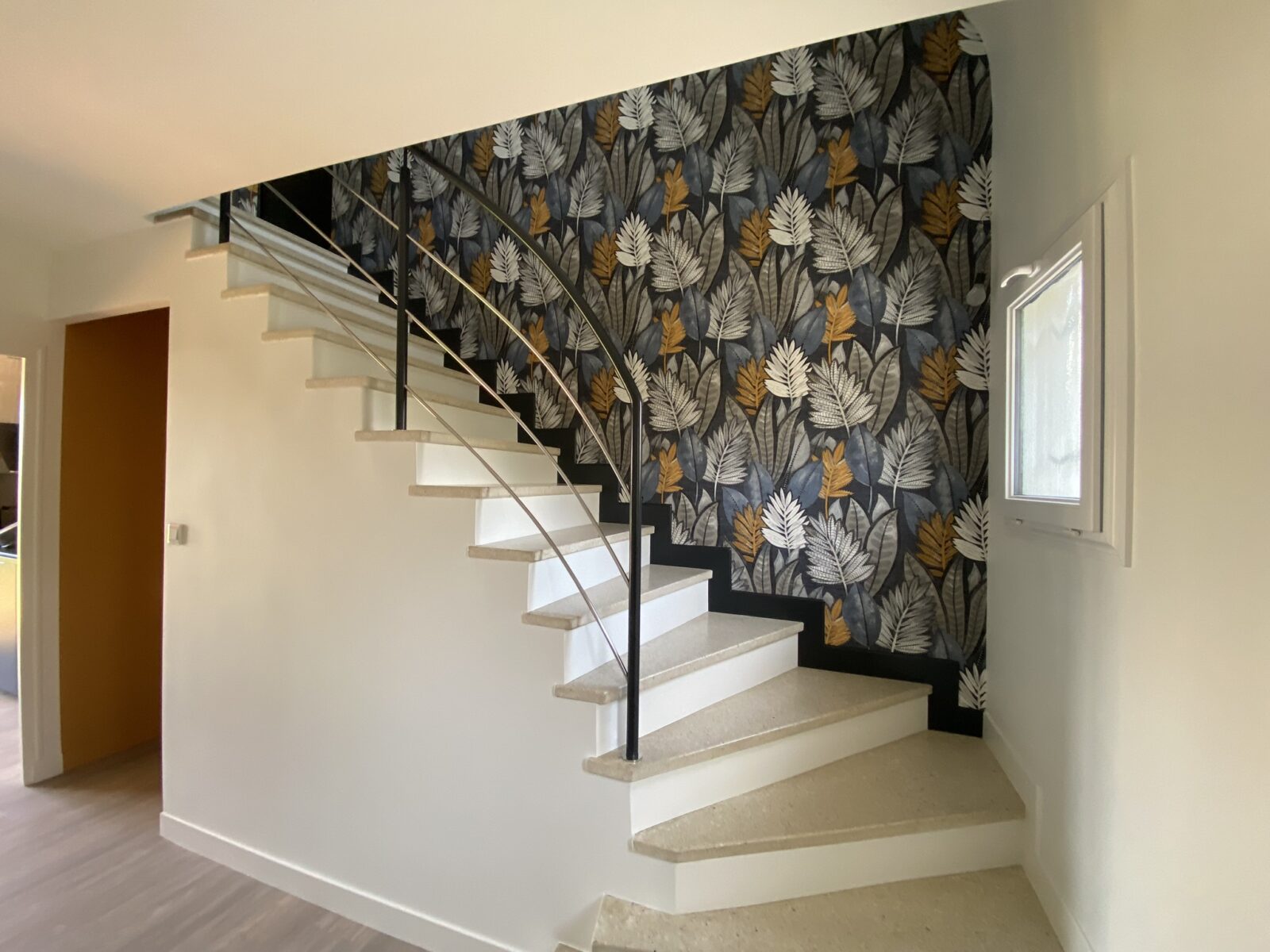 Houssin Peinture Peintre Decorateur Chateau Gontier Une Cage Descalier Enjouee